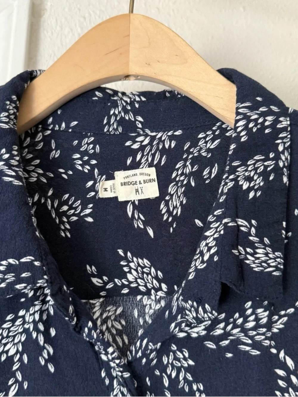 BRIDGE & BURN navy white leaf botanical print rayon short sleeve button up shirt - Picture 5 of 6